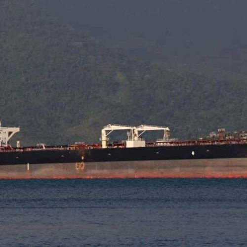 Navio com 50 mil toneladas de combustível colide no Porto de Santos