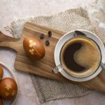 Café e ovo estão cada vez mais caros e comerciantes represam preços para não prejudicar os clientes