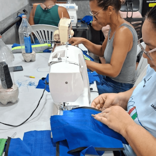 Mulheres do Guarujá transformam uniformes descartados em fonte de renda com o Projeto MAR