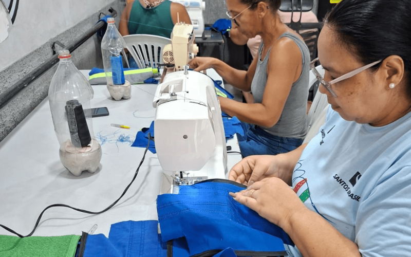Mulheres do Guarujá transformam uniformes descartados em fonte de renda com o Projeto MAR