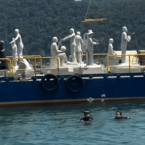 Guarujá realiza afundamento controlado de museu no mar do Guaiúba