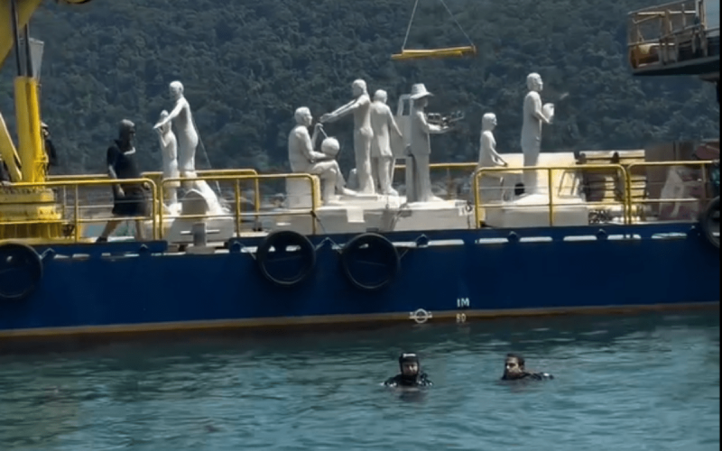 Guarujá realiza afundamento controlado de museu no mar do Guaiúba