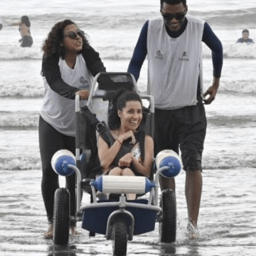 A inclusão nas praias de Santos não se limita mais à temporada