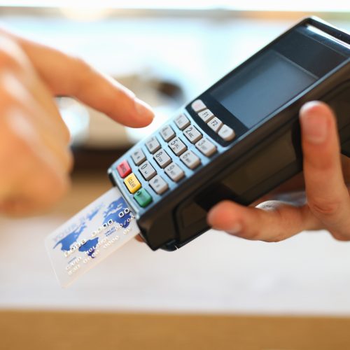 “Os efeitos sorrateiros de um hábito cotidiano em sua saúde financeira”