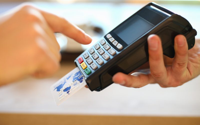 “Os efeitos sorrateiros de um hábito cotidiano em sua saúde financeira”