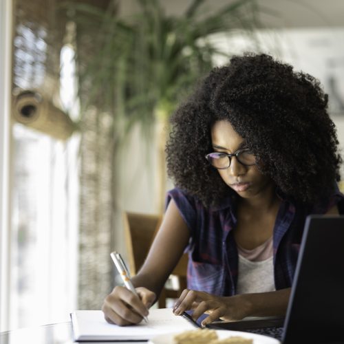 Organização não governamental disponibiliza apoio financeiro para estudantes negros em intercâmbio internacional.
