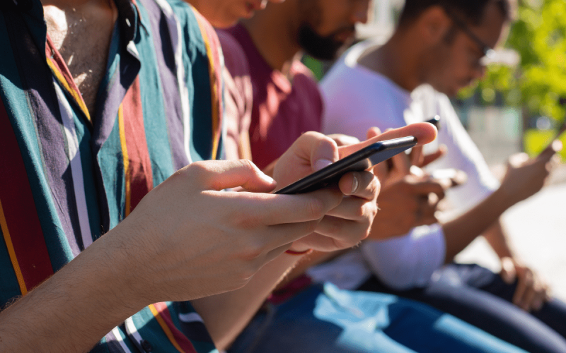 Santos oferece diversas alternativas gratuitas para deixar o TikTok e voltar a ler