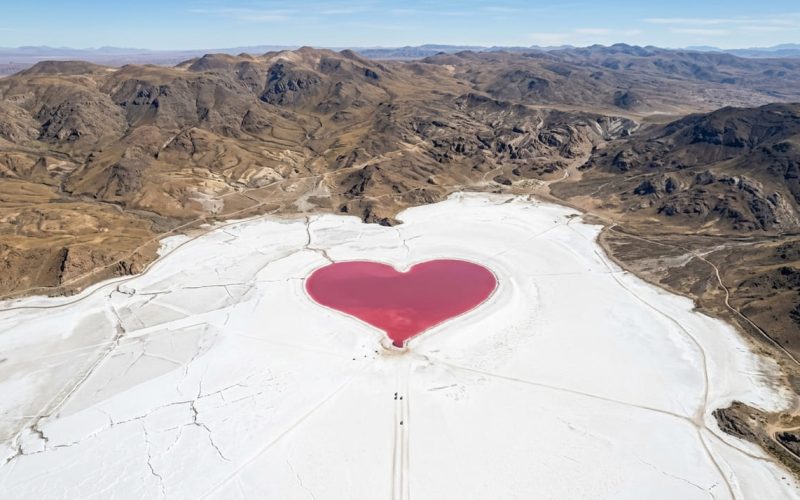 Coração rosa de 10 km é capturado pela NASA na Argentina, revelando uma origem surpreendente do espaço sideral