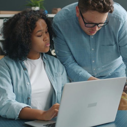 Oportunidades de estágio e trainee surgem com remunerações que chegam a R$ 9,5 mil