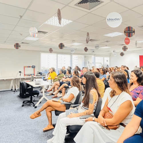 Anna Carolina Gouveia destaca que desordem não representa criatividade no CreativeMornings Santos