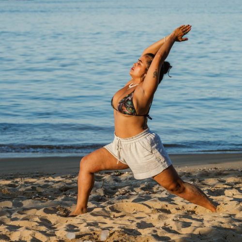 Santos celebra o Dia Internacional do Yoga com aula gratuita no Quebra-Mar