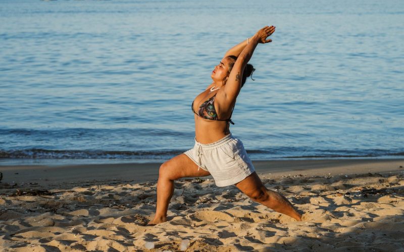 Santos celebra o Dia Internacional do Yoga com aula gratuita no Quebra-Mar