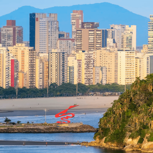 Santos em Ascensão: O Crescimento Vertical e o Vazio Interior da Cidade