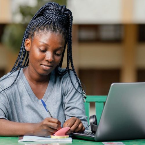 iFood lança programa de bolsas para auxiliar na finalização do Ensino Médio