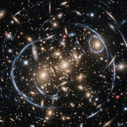 Experimento gravitacional colossal comprova teorias de Newton e Einstein em dimensões cósmicas, limitando possibilidades para novas hipóteses.