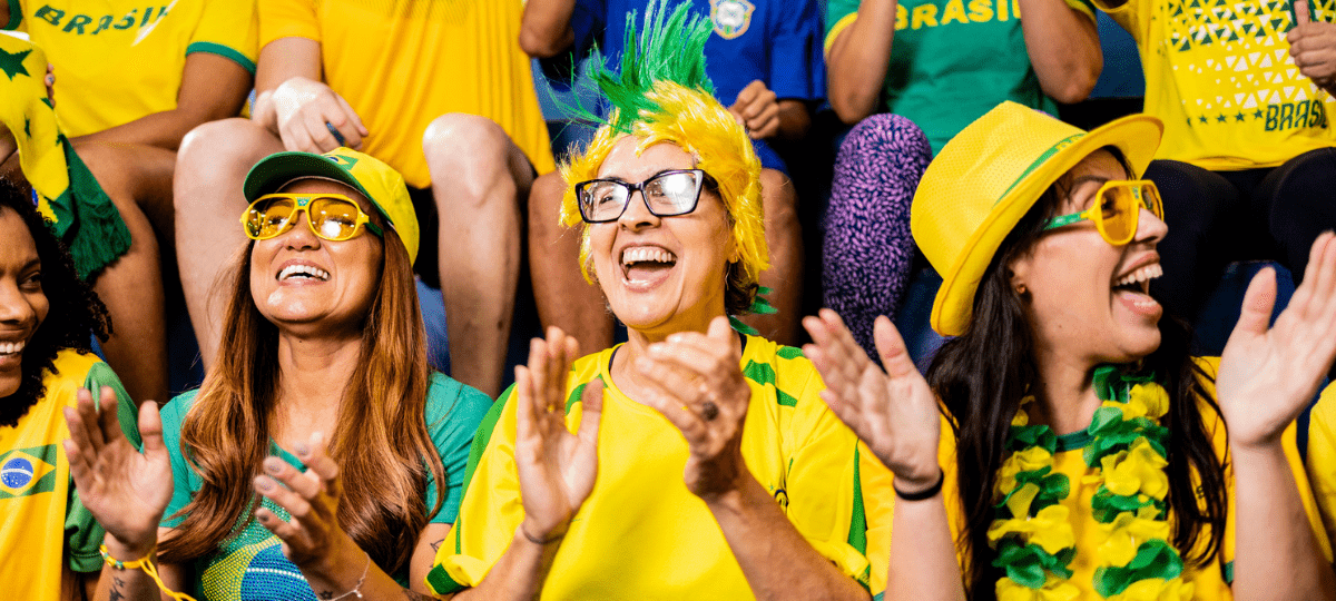 Exaltasamba e Art Popular animam torcedores durante jogos do Brasil em Praia Grande