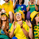 Exaltasamba e Art Popular animam torcedores durante jogos do Brasil em Praia Grande