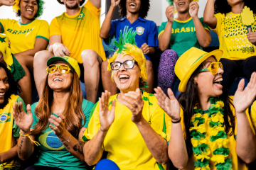 Exaltasamba e Art Popular animam torcedores durante jogos do Brasil em Praia Grande