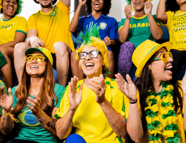 Exaltasamba e Art Popular animam torcedores durante jogos do Brasil em Praia Grande