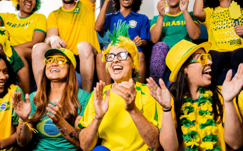 Exaltasamba e Art Popular animam torcedores durante jogos do Brasil em Praia Grande