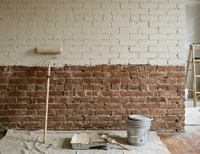 Transforme sua sala, varanda ou área externa: dicas para pintar paredes de tijolo aparente sem reboco