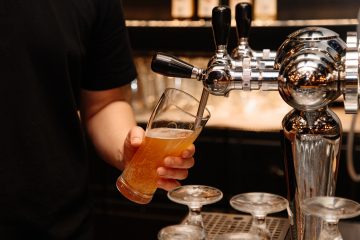Ambev oferece curso sem custo para garçons visando a demanda da Copa do Mundo de 2026