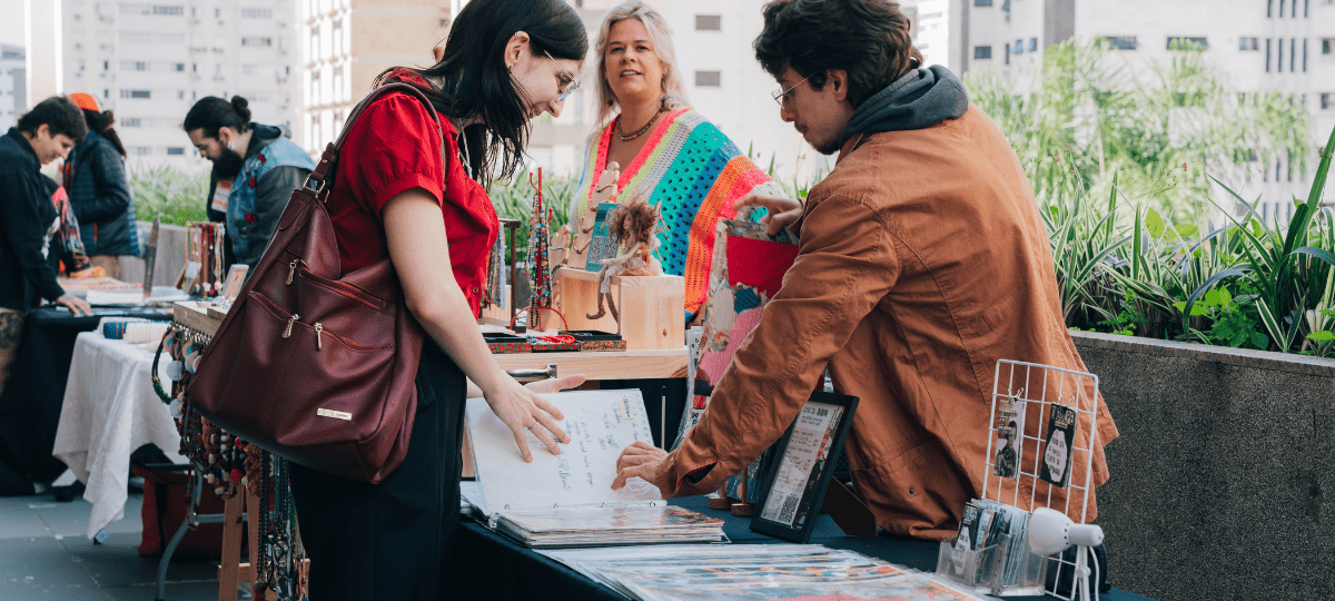 Talentos em Destaque: Da Xilogravura às Colagens na Feira Criativa do Juicy Design Meetup