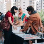 Talentos em Destaque: Da Xilogravura às Colagens na Feira Criativa do Juicy Design Meetup
