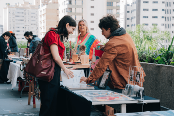 Talentos em Destaque: Da Xilogravura às Colagens na Feira Criativa do Juicy Design Meetup