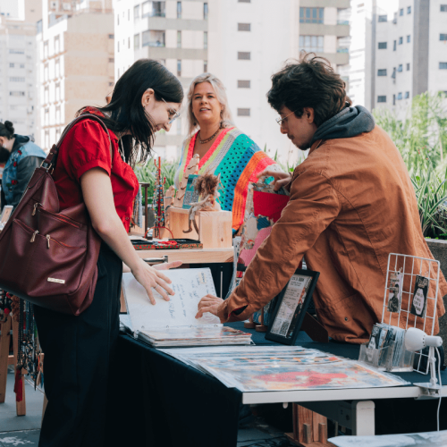 Talentos em Destaque: Da Xilogravura às Colagens na Feira Criativa do Juicy Design Meetup