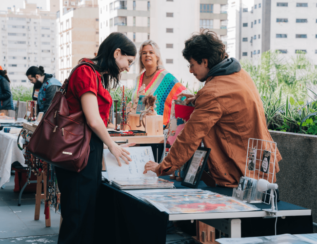 Talentos em Destaque: Da Xilogravura às Colagens na Feira Criativa do Juicy Design Meetup