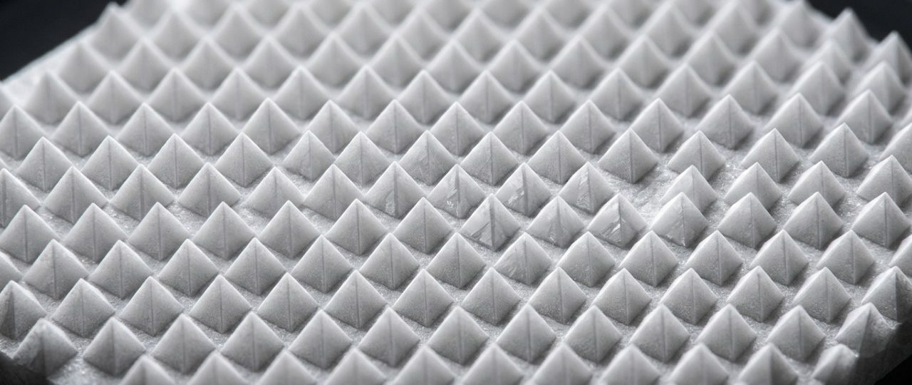 Pesquisadores descobrem método inovador para criar supercondutores ultraeficientes a partir de material extremamente fino