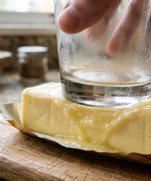 Transformando a manteiga: a técnica inusitada do copo quente que amolece sem derreter e revela segredos do calor controlado na culinária.