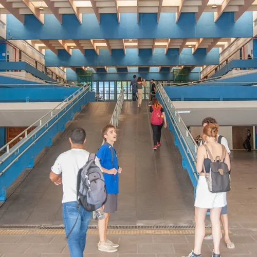 USP lança edital para mais de 7 mil oportunidades em cursos sem custo