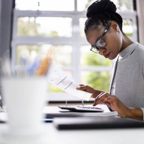 Cinco atitudes diárias que podem estar prejudicando suas finanças de forma invisível