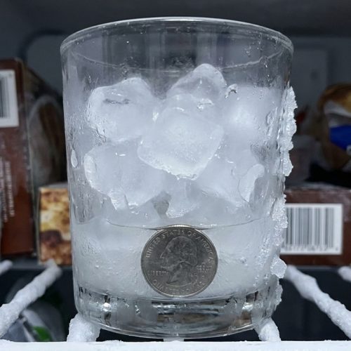A dica do copo com moeda no freezer: um truque prático para suas férias