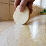 Descubra como uma simples batata pode revolucionar a limpeza da gordura na sua cozinha