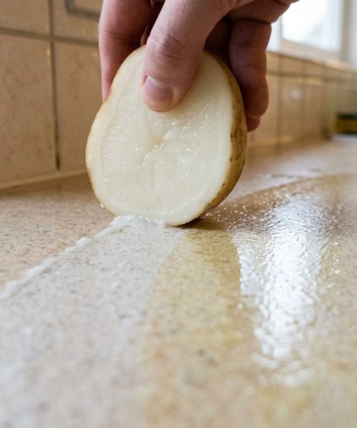 Descubra como uma simples batata pode revolucionar a limpeza da gordura na sua cozinha