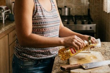 A mágica do óleo: como ele transforma o corte de alimentos na faca
