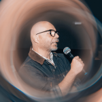 Álvaro Borba une saberes de filosofia, ciência e cultura pop em palestra no CreativeMornings Santos