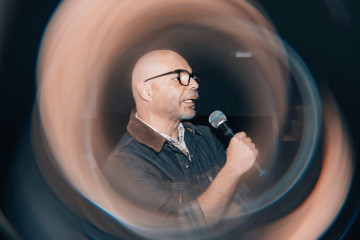 Álvaro Borba une saberes de filosofia, ciência e cultura pop em palestra no CreativeMornings Santos