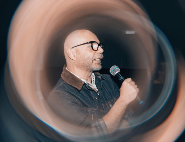 Álvaro Borba une saberes de filosofia, ciência e cultura pop em palestra no CreativeMornings Santos