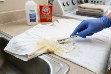 Eliminando manchas amarelas das axilas em camisas brancas: dicas para prevenção e remoção eficaz