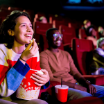 Roxy Cine Azul: sessão adaptada e gratuita na Baixada