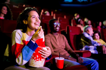 Roxy Cine Azul: sessão adaptada e gratuita na Baixada