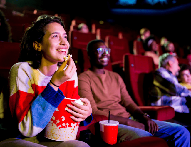 Roxy Cine Azul: sessão adaptada e gratuita na Baixada