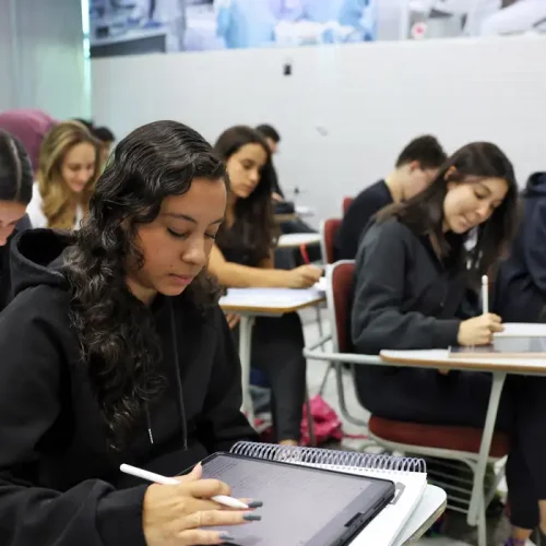 Anglo oferece aulas gratuitas preparatórias para Enem e Fuvest