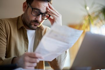 Mais da metade dos brasileiros encerra o mês sem saldo na conta, aponta levantamento da Serasa Experian