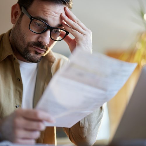 Mais da metade dos brasileiros encerra o mês sem saldo na conta, aponta levantamento da Serasa Experian