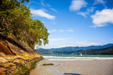 Dia das Crianças: Descubra 5 praias tranquilas para curtir com a família